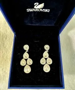 SWAROVSKI リーフモチーフ ドロップピアス - メルカリ