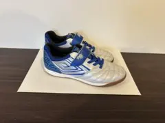 umbro フットサルシューズ シルバー/ブルー