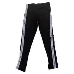 黒のジャージパンツ サイドストライプ付き