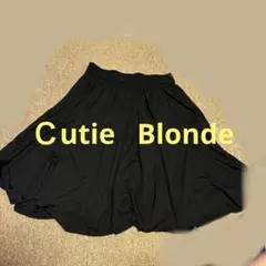 可愛らしい金髪のフレアスカート