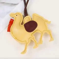 キャメル型レザー風キーホルダー　バッグチャーム　カジュアル　エレガント　個性的