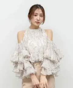 公式完売品　RANDA ラッフルフリルオフショルダーブラウスのサムネイル