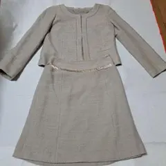 ナチュラルビューティーベーシック　スカートスーツ　ノーカラー　グレージュ