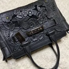 黒の花柄エンボスレザーハンドバッグ