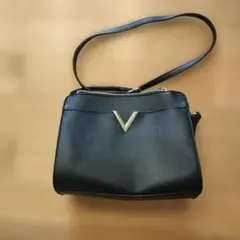 黒い合成皮革ショルダーバッグ V字金具付き