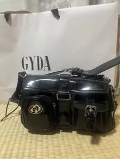GYDA チャーム付き合皮ボストンバッグ グレー GYDA（ジェイダ） ボストンバッグ ファーチャーム付き合皮スクール
