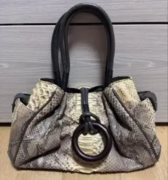 ヘビ革のハンドバッグ