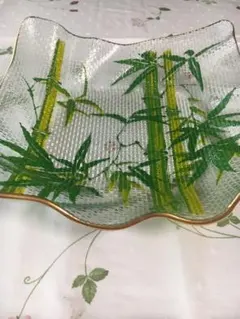 ひねり技術工芸　ガラスのお皿　昭和レトロのサムネイル