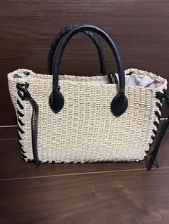 ベージュと黒の編み込みかごバッグ