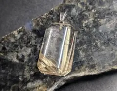 高品質虹入り艶美ゴールドルチルクォーツ ペンダントトップ1点物