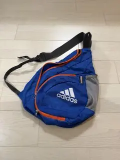 adidas 青 スリングバッグ メッシュポケット付き