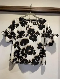 【美品】フラワープリントブラウスTシャツのサムネイル