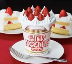 【数量限定】カップヌードル イチゴショート ケーキ　 フタどめフィギュア