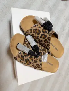 MINNETONKA レオパード柄 タッセル サンダルのサムネイル