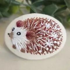 #062　ハリネズミ　刺繍ブローチ　ハンドメイド　くるみボタン