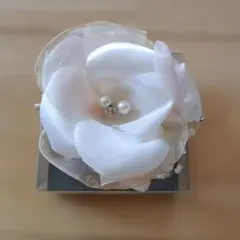 ホワイトフラワーブローチ・コサージュ