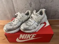 NIKE スニーカー シルバー ホワイトのサムネイル