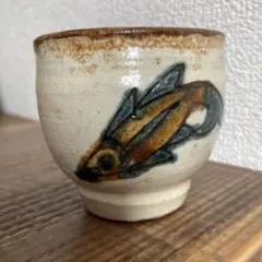 ぐい呑 金城次郎 壺屋焼 人間国宝 魚 壺屋焼 人間国宝 金城次郎作 魚文ぐい呑 – 生活民芸 なかむた