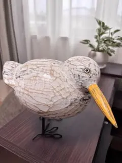 木彫のユニークな鳥の置物