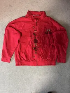 赤い刺繍バッジ付きジップアップジャケット