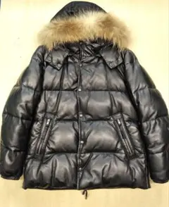 黒の革製ダウンジャケット フード付き