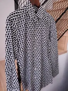 【極美品】 HUGO BOSS ヒューゴボス シャツ 長袖 幾何学模様 トップスのサムネイル