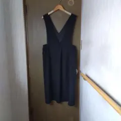 黒のVネックサロペット