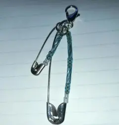 ハンドメイド 安全ピン チャーム ブルー