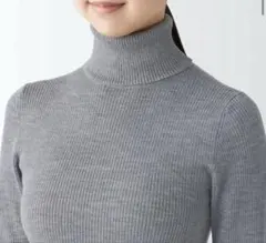 無印良品 首のチクチクを抑えたリブタートルネック洗えるセーター グレー