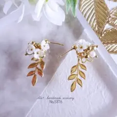 No.5109 ❤︎フロストフラワー花びらチャームしずくパール ピアス 
