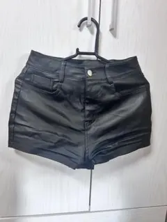 黒レザーショートパンツ