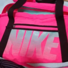 新品未使用品訳ありNIKE ボストンバッグ ピンク×ライトブルーのサムネイル