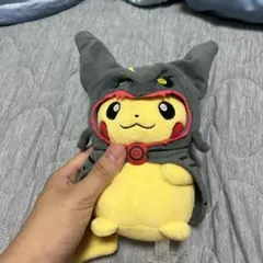 ポケモン 黒いレックウザポンチョを着たピカチュウ ぬいぐるみ タグ