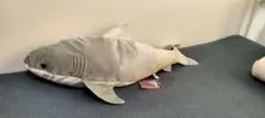 サメ型ぬいぐるみ グレー　メガシャーク