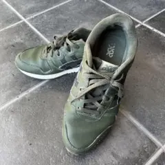 asics カーキ スニーカー
