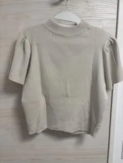 ベージュ パフスリーブ ニット Mサイズのサムネイル