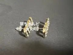 猫ちゃんピアス　クリスタル装飾 ゴールド文字型ピアス　miu