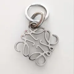 現行品✨美品✨LOEWE ロエベ アナグラム チャーム カーフレザー シルバー LOEWE ロエベ アナグラム チャーム カーフレザー タン ブラック