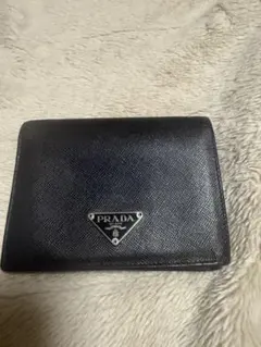 PRADA 二つ折り財布　ブラック　サフィアーノレザー