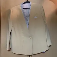 クリーム色ジャケットとホワイトブラウスセット