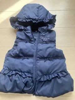 BeBe ネイビー フリル付きダウンベスト 130