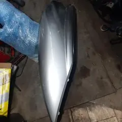 4D9 マジェスティ250 sg20j 純正リア左　カウルのサムネイル