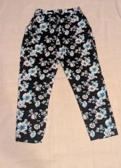 LOWRYS FARM　花柄パンツ　М　ブラックのサムネイル