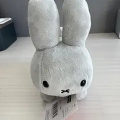 グレーのミッフィー型ぬいぐるみ