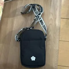 黒のショルダーバッグ 花モチーフ