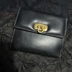 フェラガモ　レザー二つ折り財布 ネイビー　ゴールドトーン留め具