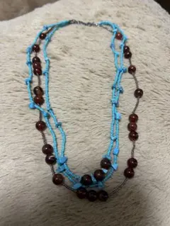 ハンドメイド　ターコイズと赤茶色　ビーズの3連ネックレス