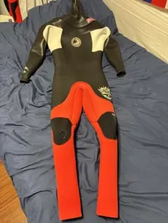 ウェットスーツ ブラック レッドのサムネイル