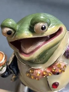 カエルのタキシードフィギュア