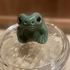 【縁起物】カエル 陶器製 ミニチュア 置物 フィギュア （淡いグリーン）